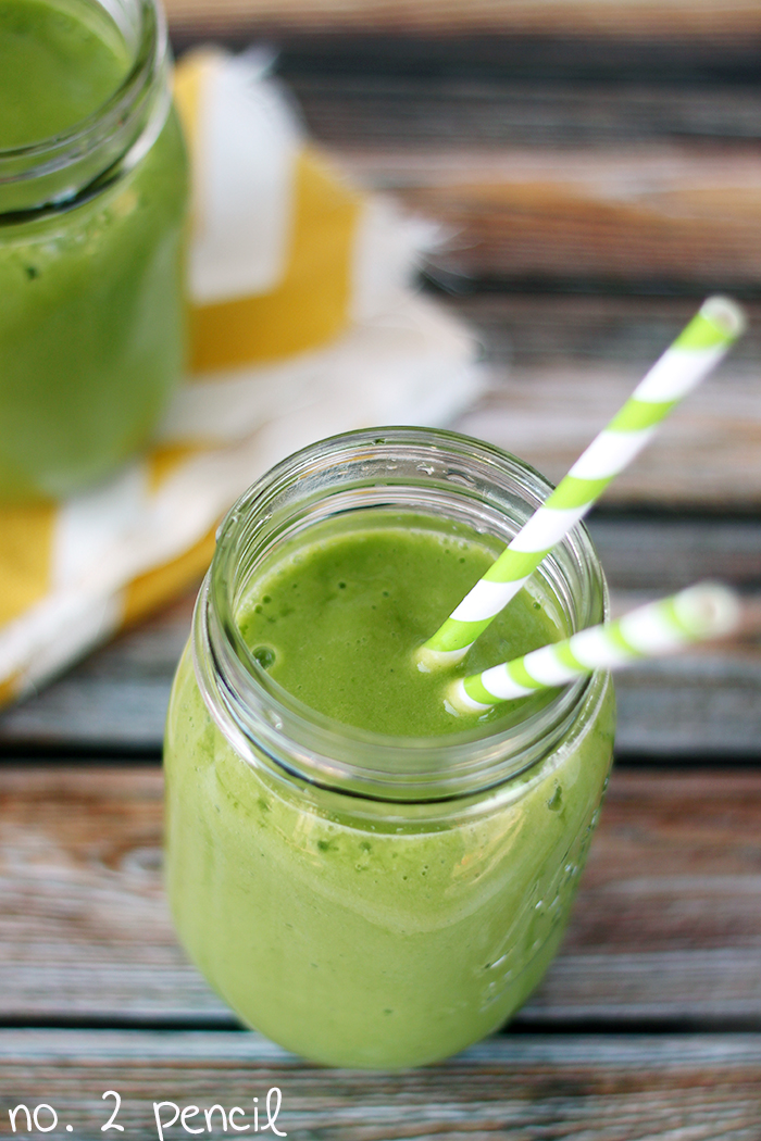 Green Smoothie - a healthy spinach smoothie that even kids will love! 
