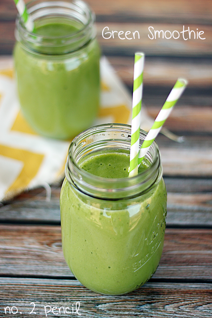 Green Smoothie - a healthy spinach smoothie that even kids will love! 