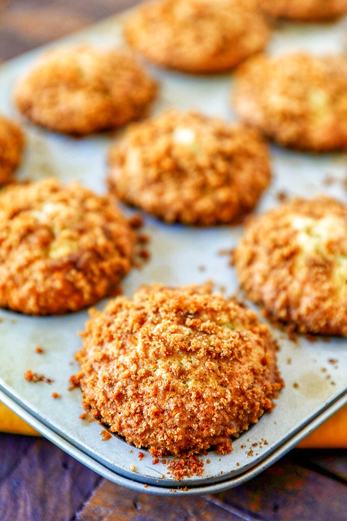 Banana Nut Muffins with Crumb Topping 